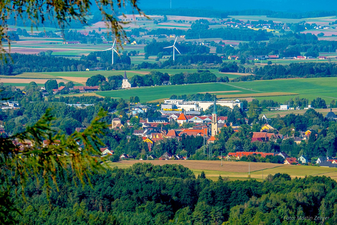 Foto: Martin Zehrer - Blick von Godas in RIchtung Kemnath hinunter. Gut zu erkennen der Kirchturm der Kemnather Stadtkirche, es war 5 Minuten nach halb zehn ;-) ... Was für ein Morgen, der 17. 