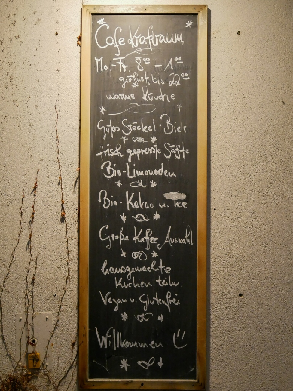 Foto: Martin Zehrer - Tafel mit Öffnungszeiten und Preisen am Cafe Kraftraum in Bayreuth... 