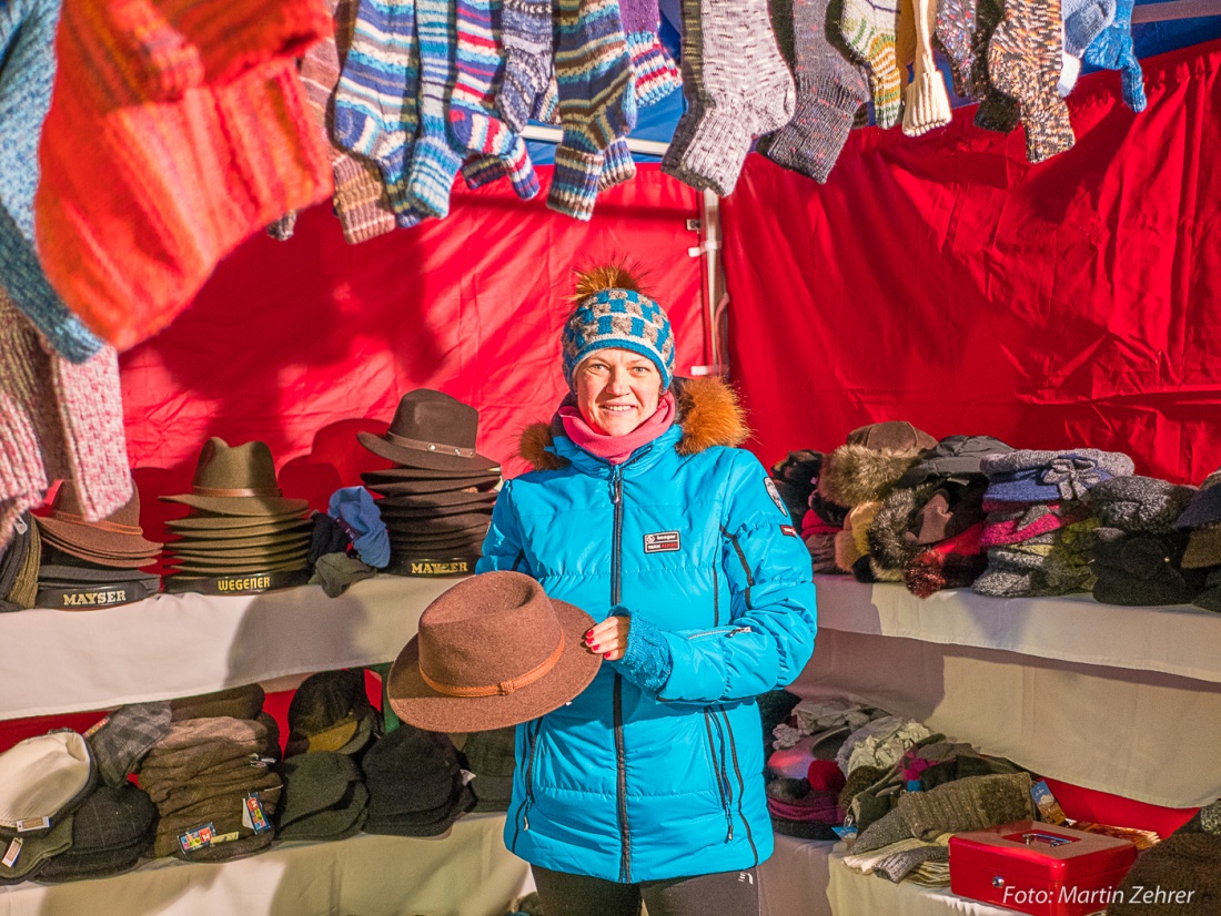 Foto: Martin Zehrer - Die Hutmacher-Meisterin, gesehen beim Candle-Light-Shopping 2017 in Kemnath 