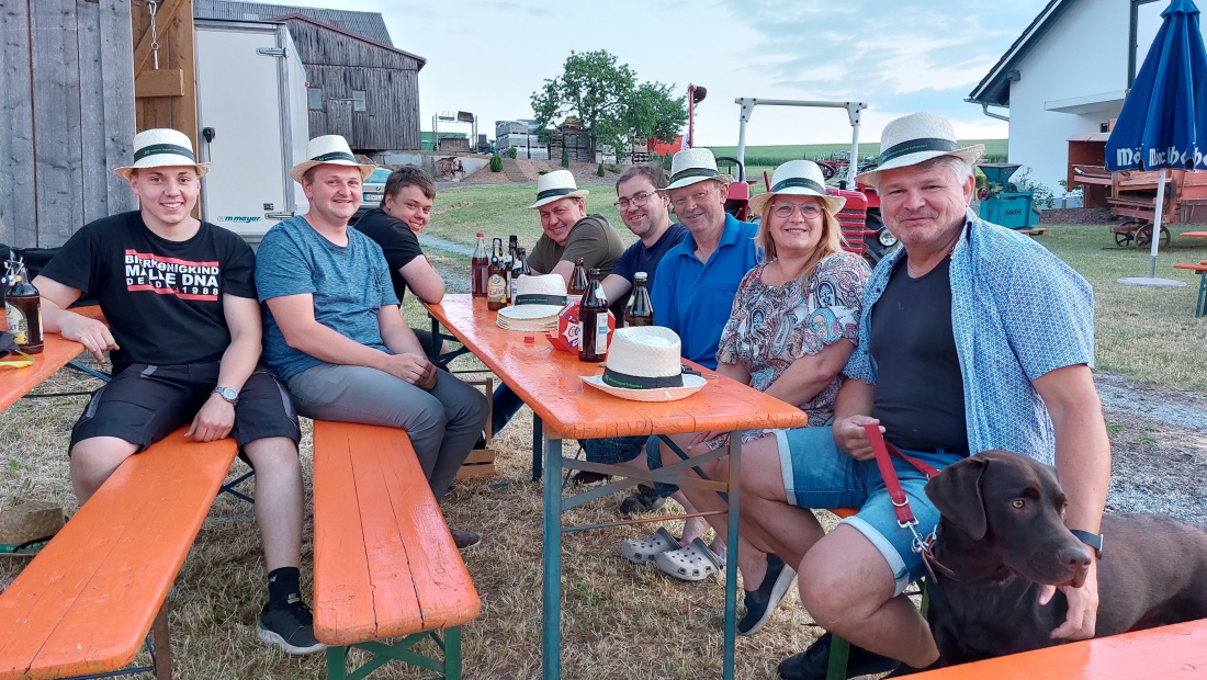 Foto: Martin Zehrer - Verdienter Feierabend vor dem großen Bulldog- und Oldtimertreffen in Feilersdorf.<br />
<br />
Nach getaner Vorbereitungs-Arbeiten für Sonntag, den 11. Juni 2023 sitzt man hier noc 