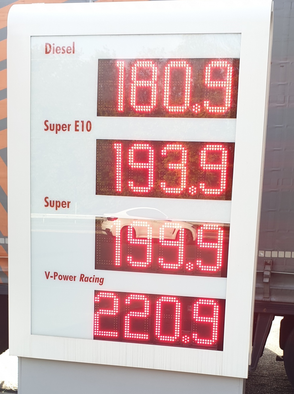 Foto: Martin Zehrer - Sprit-Preise bei Frankfurt... 26. Oktober 2021 - Tanken an Tankstelle... 