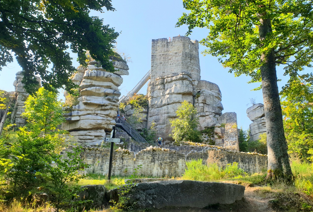 Foto: Martin Zehrer - Angekommen: die Burgruine Weißenstein liegt im Steinwald.<br />
Vom Parkplatz oben am Harlachberg aus sind es ca. 2 Kilometer durch den Wald bis zu dieser begehbaren Ruine.<br />
W 