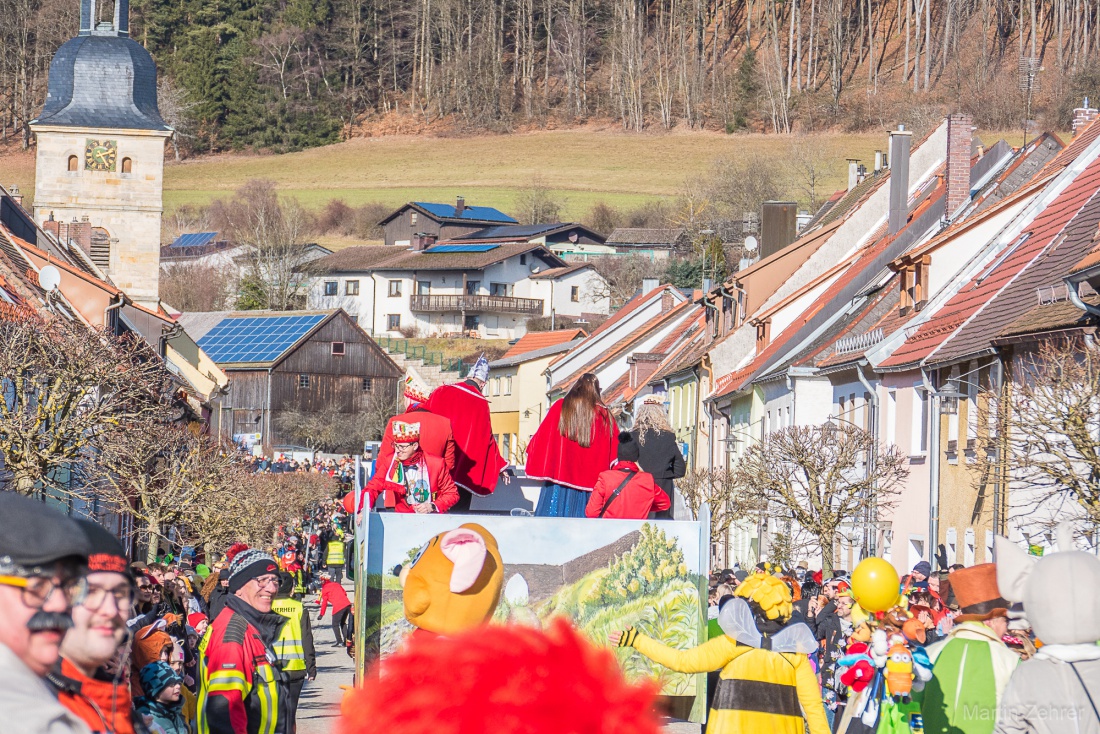 Faschingszug durch Waldeck 2026 - WCV Helau!!!

Am 15. Februar 2026 war es wieder soweit. Tausende Besucher jubelten den Narren zu, das Wetter wurde wie bestellt, wunderschön. Die Sonne strahlte und alle Menschen waren voller Faschings-Laune. WCV Helau!!!!
