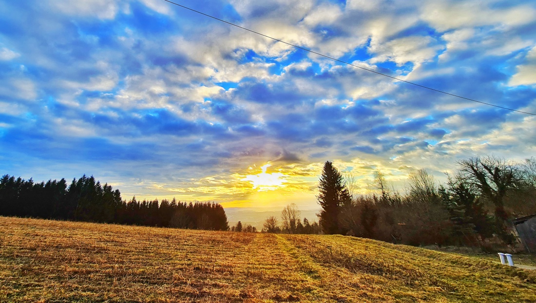 Foto: Jennifer Müller - Heute genossen wir bei einem Spaziergang zwischen Godas und dem Armesberg die tolle Aussicht und wurden obendrein mit einem spektakulären Sonnenuntergang belohnt. 