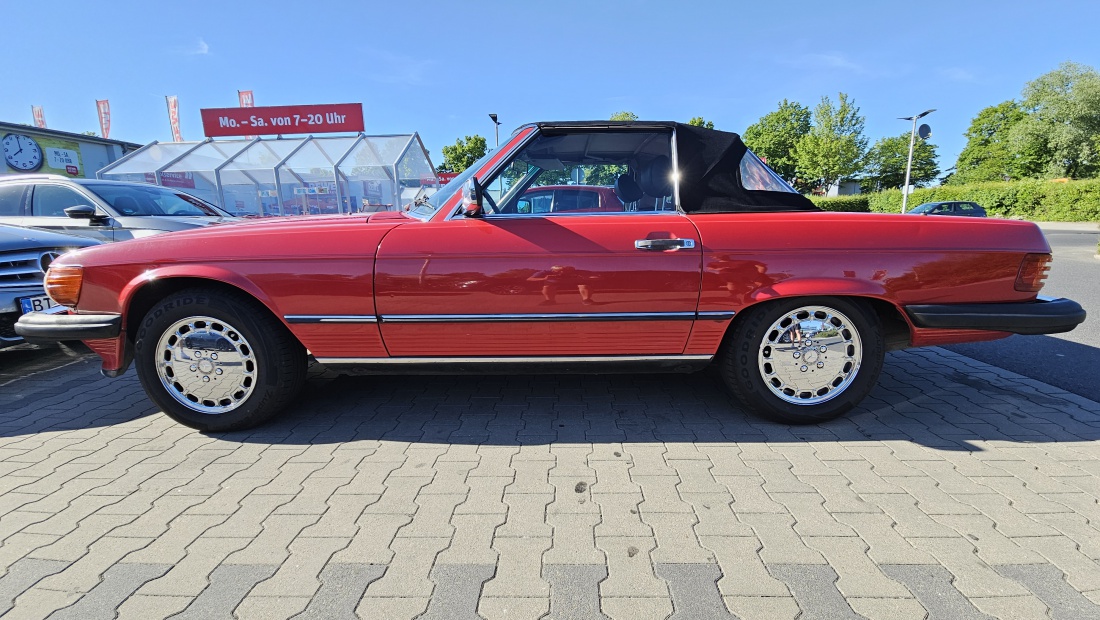 Mercedes 560SL V8 Oldtimer, US-Ausführung, gesehen auf dem Rewe-Parkplatz in Kemnath...

Laut Besitzer wurde dieses wunderschöne Fahrzeug aus den USA importiert und restauriert.
