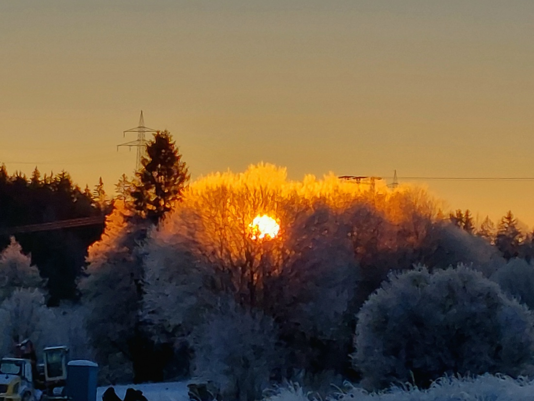 Foto: Martin Zehrer - Sonnenaufgang im Fichtelgebirge  :-)<br />
<br />
Es war ziemlich Früh, zwischen Mehlmeisel und Fichtelberg,  zeigte sich dieser magische Moment.<br />
<br />
Bei ca. -15 Grad Kälte erwachte 