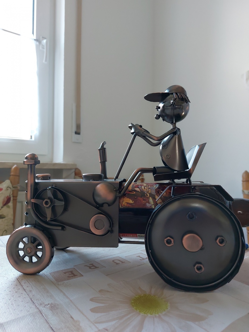 Foto: Martin Zehrer - In der Welt der modernen Kunst hat sich ein mechanischer Miniatur-Gentleman namens Herr Blech-Rocker aufgemacht, mit seinem charmant altmodischen Traktor die Landstraße z 