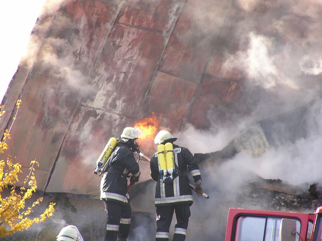 Foto: Martin Zehrer - Die Feuerwehr im Einsatz... Zum Glück wurde der damals 79-jährige Bewohner durch W. Prieschenk gerettet.<br />
<br />
Bis auf die Mauern brannte im Oktober 2003 das älteste Haus in 