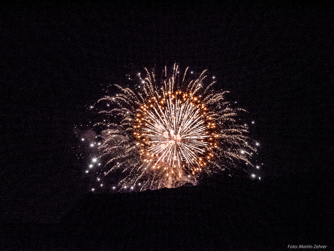 Foto: Martin Zehrer - Über den Dächern von Kemnath...<br />
Das Feuerwerk zum Ende des kemnather Wiesenfests am 15. August 2018... 