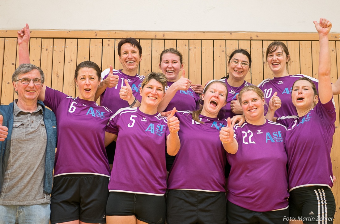 Foto: Martin Zehrer - Daumen hoch!!! Die Damen des TUS Neusorg Volleyball am 16. Dezember 2017 beim Heimspieltag in Neusorg... :-) 