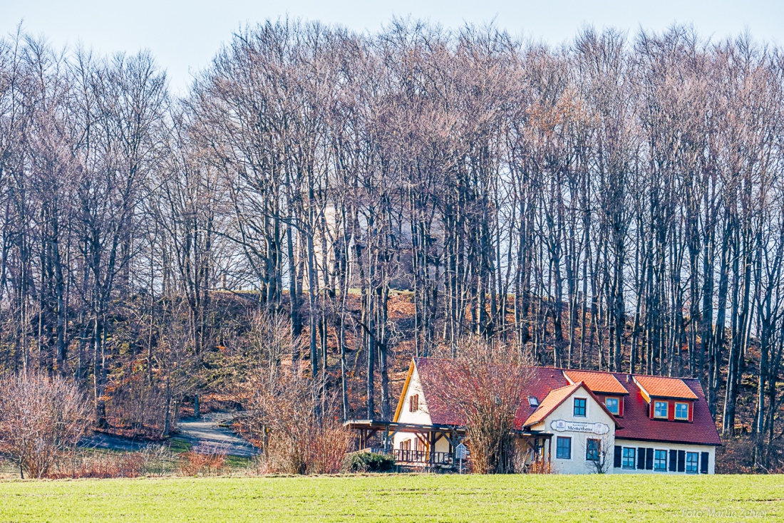 Foto: Martin Zehrer - Armesberg - Noch kann man die Kirche oben auf dem Berg erkennen. Bald werden die Blätter der Bäume die Sicht versperren...<br />
<br />
Samstag, 23. März 2019 - Entdecke den Armesb 