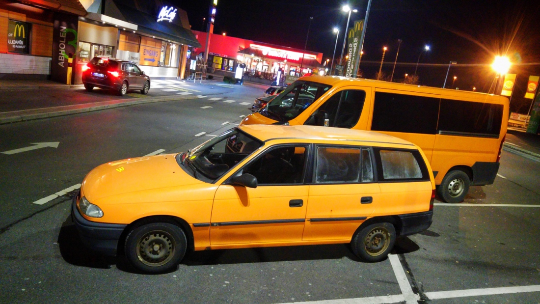 Foto: Martin Zehrer - Orange - das neue Schwarz... <br />
Ist Euch schonmal aufgefallen, daß sich zwei orange Autos unabhängig voneinander, auf einem fremden Parkplatz fast immer nebeneinander stel 
