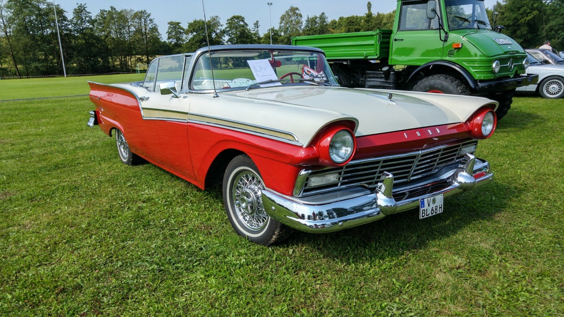 Foto: Martin Zehrer - Wunderschön!!!<br />
Ein Ford Fairlane, gesehen auf dem Oldtimertreffen in Kemnath.<br />
Die Bezeichnung des Modells, Fairlane, ist eine Anspielung auf das Anwesen des Ford-Gründe 