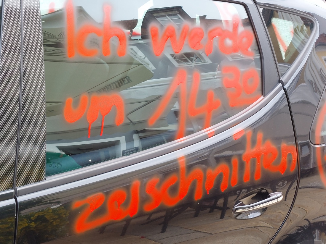 Foto: Martin Zehrer - Benz - wird am Sonntag,  den 28. August 2022, im Zuge einer Vorführung der Feuerwehr Marktredwitz <br />
 zerschnitten. 