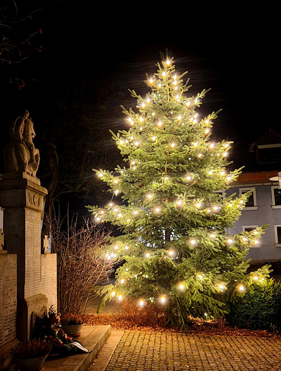 Foto: Martin Zehrer - Der Kastlicher Christbaum in der Ortsmitte am Kriegerdenkmal...<br />
<br />
20. Dezember 2020 