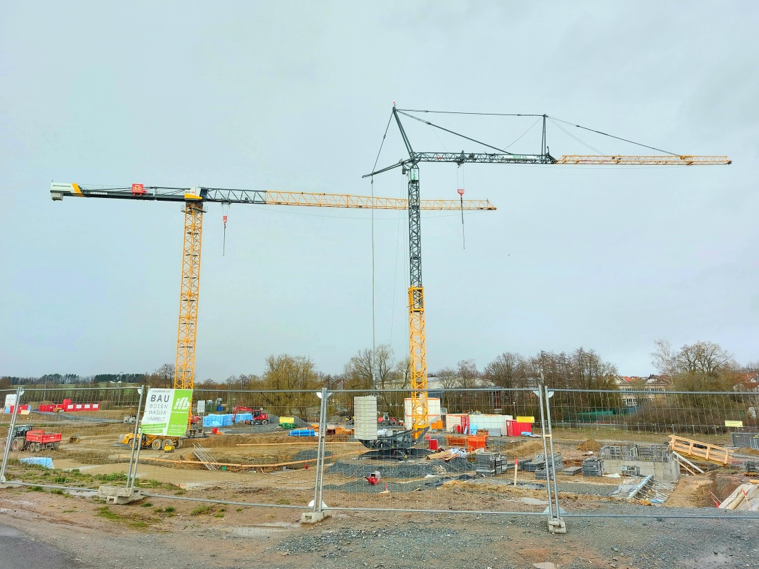 Foto: Martin Zehrer - Die Realschul-Baustelle in Kemnath. Riesige Kräne, große Traktoren, Bürokontainer, uvm. befinden sich auf der Baustelle. 