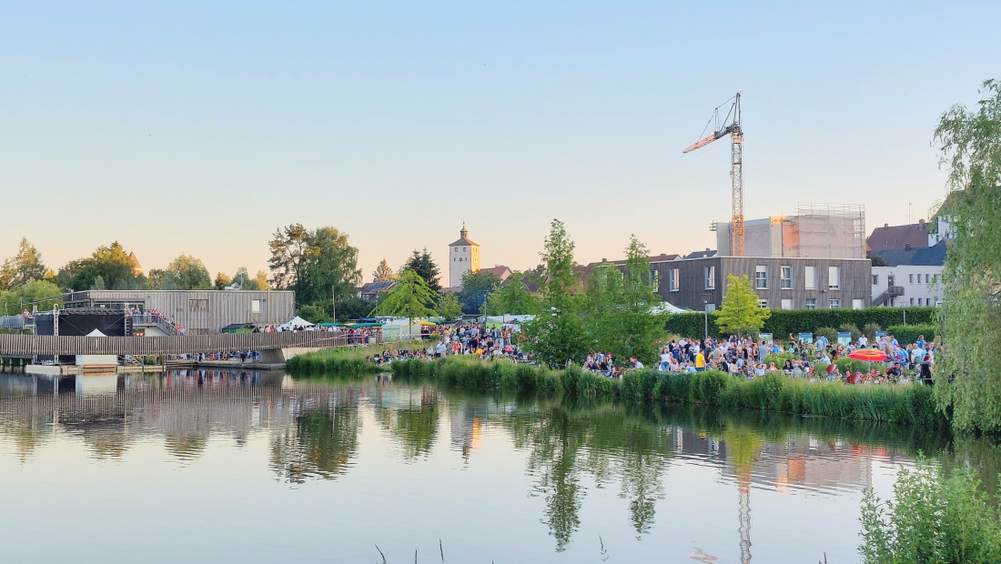 Foto: Martin Zehrer - Die große Nacht der Italienischen Welt Hits am Fischhof-Park in Tirschenreuth. <br />
Tausende Menschen besuchten diesen wunderschönen Italo-Abend. Die einen tanzten vor der B 