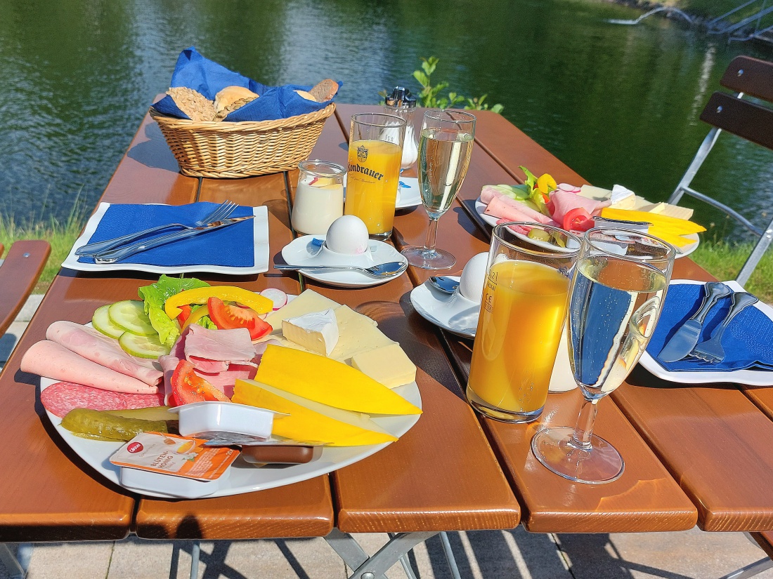 Foto: Martin Zehrer - Frühstückstisch im Freibad Selingau in Ebnath 