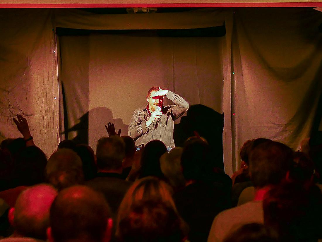 Foto: Martin Zehrer - Kabarett in Kemnath - Micha Herold sorgte mit seinem Programm für viel Gelächter. Ein angenehm lustiger Abend... ;-) 