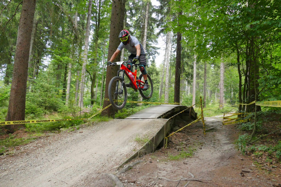 Foto: Martin Zehrer - Den Ochsenkopf hinunter rasen ;-)<br />
<br />
Heute ist Training und Startplatz-Rausfahren für morgen. Dieser Lauf zählt zur Enduro one Serie und wird auf der Downhillstrecke am O 