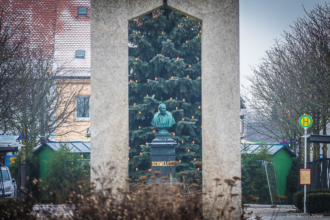 Foto: Martin Zehrer - Büste des Philologen, Sprachforschers und Bibliothekars Johann Andreas Schmeller (1785-1852) am Stadtplatz Mitten in Tirschenreuth.  