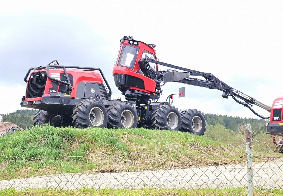 30 Jahre HOWA Land- und Forsttechnik

Am 18. und 19. April 2026 feierte HOWA Land- und Forsttechnik sein 30-jähriges Firmenjubiläum auf dem Firmengelände in Neusorg - und das mit großem Erfolg. Zahlreiche Kunden, Partner und Interessierte nutzten die Gelegenheit, um gemeinsam dieses besondere Ereignis zu feiern. Die Veranstaltung war an beiden Tagen sehr gut besucht, und besonders erfreulich war, dass auch viele Familien vor Ort waren und das Fest gemeinsam genossen.

Im Mittelpunkt stand die große Land- und Forstmaschinenausstellung mit namhaften Herstellern wie Fendt, Komatsu und weiteren. Ein besonderes Highlight waren die Live-Vorführungen der maschinellen Holzernte mit modernen Komatsu-Maschinen, darunter der Harvester 931 XC und der Forwarder 855, die eindrucksvoll ihr Können unter Beweis stellten.

Der Samstag bot neben der Ausstellung auch eine stimmungsvolle Abendveranstaltung mit Live-Musik. Bei der HOWA Party wurde bis in die Nacht hinein gefeiert und das Jubiläum gebührend gewürdigt.

Am Sonntag startete der Tag mit einem offiziellen Teil und Grußworten, gefolgt von einem zünftigen Weißwurstfrühstück mit Blasmusik. Für beste Unterhaltung sorgten am Nachmittag die Heusterz Musikanten. Während des gesamten Wochenendes wurde den Besuchern ein buntes Rahmenprogramm geboten - von Kinderattraktionen wie Hüpfburg und Kinderschminken bis hin zu kulinarischer Verpflegung und Getränken.

Das 30-jährige Jubiläum war ein voller Erfolg und ein gelungenes Fest für Jung und Alt.