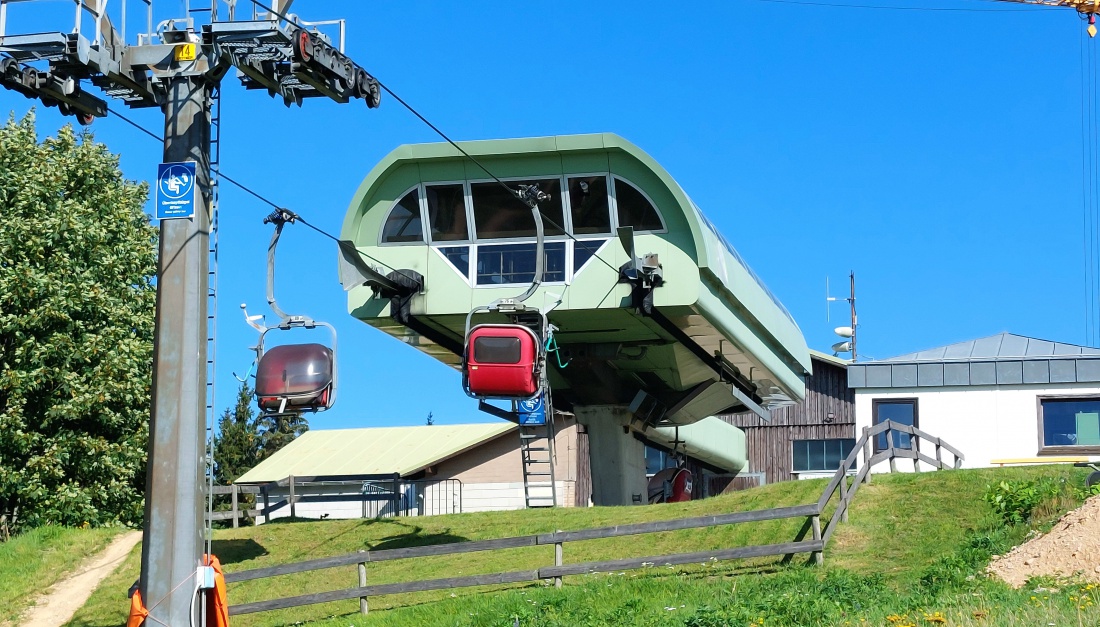 Foto: Martin Zehrer - Die Bergstation Ochsenkopf-Süd...<br />
Ganz oben im Fichtelgebirge <br />
 mit der Seilbahn ankommen. 