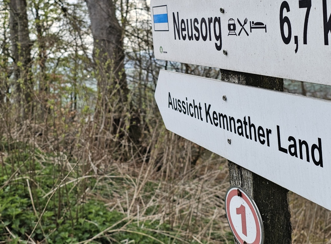 Gleich hinter bzw. etwas unterhalb der armesberger Kirche geht es zum Aussichtsplatz.