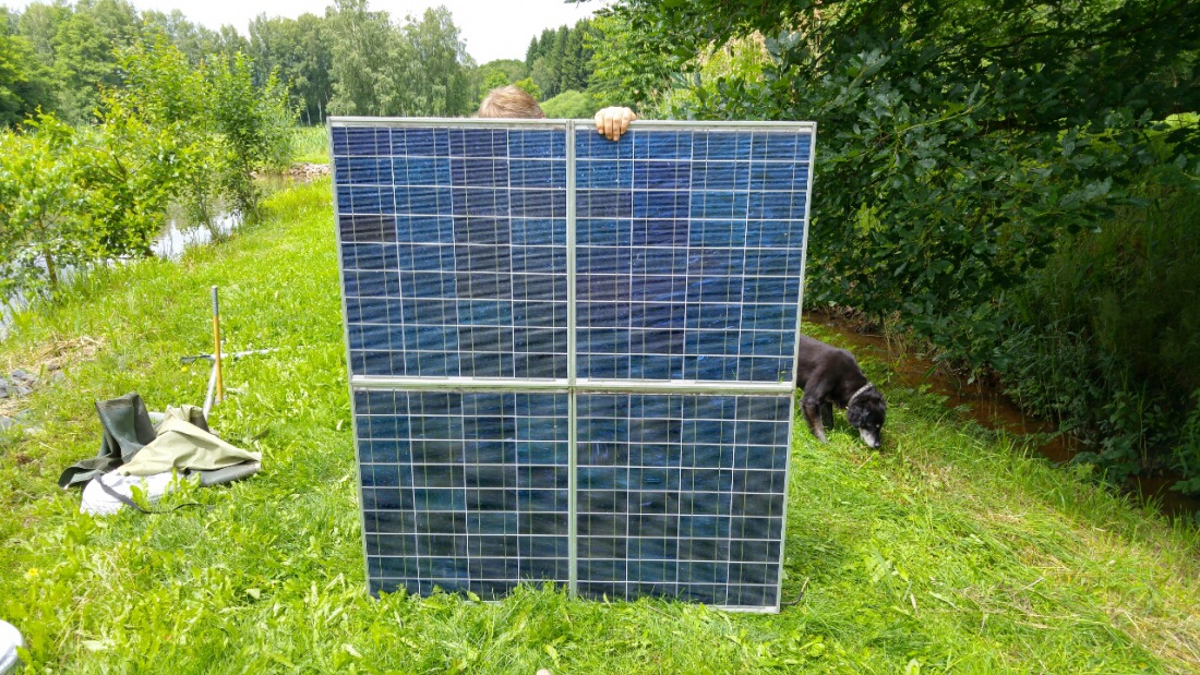 Foto: Martin Zehrer - Low-Cost-Solaranlage...<br />
Die vier Module sind am Rahmen montiert. Passt perfekt! 