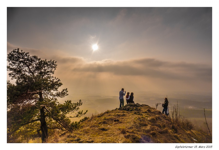 Foto: Martin Zehrer - Gipfelstürmer auf dem Schloßberg bei Waldeck. Ein gutes Erlebnis, die Besteigung bis in den letzten Winkel. Die Aussicht ist wunderbar. 