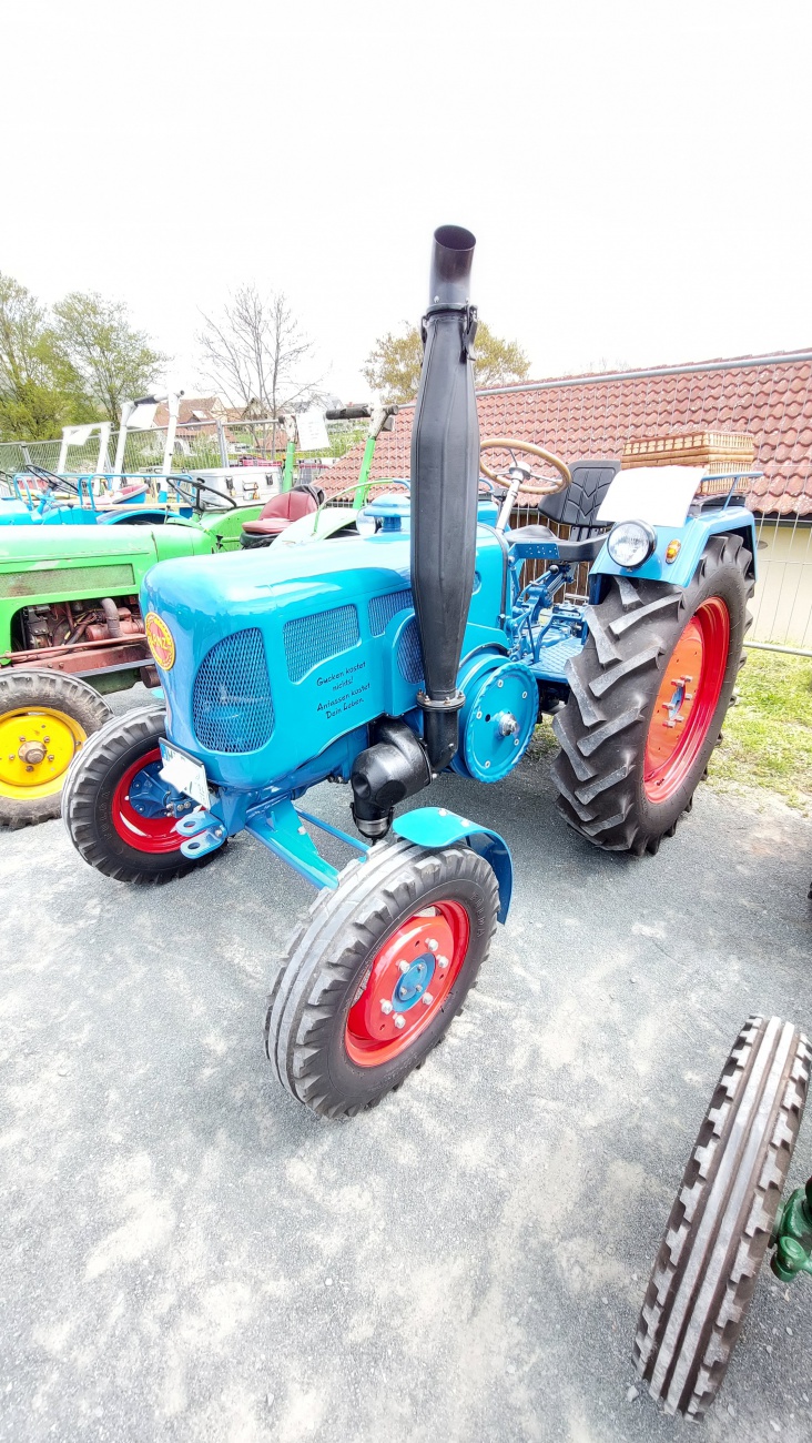 Foto: Martin Zehrer - Wunderschön!!!<br />
<br />
Bulldogtreffen in Kirchenpingarten am 7. Mai 2023.<br />
Über 300 Bulldog waren da, die Zuschauer genossen dieses best organisierte Fest.<br />
Es gab unglaublich 