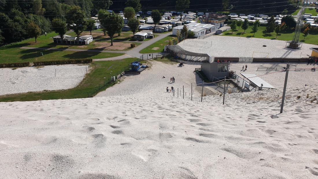 Foto: Martin Zehrer - Rauf zum Montekaolino bei Hirschau.<br />
Ein riesiger Sandhaufen zieht Kinder und Erwachsene gleichermaßen in seinen Bann.<br />
 