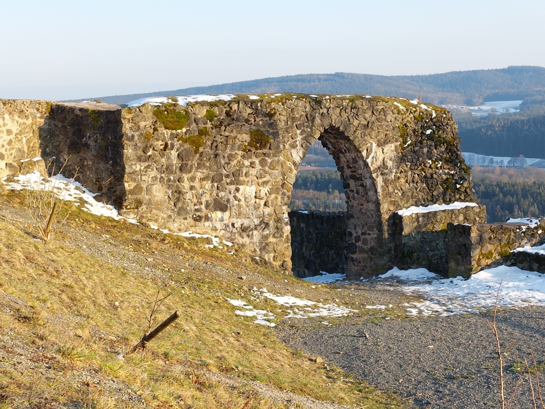 Foto: Martin Zehrer - Das Eingangstor in der ehemaligen Burgmauer.<br />
<br />
Wanderung zum Schlossberg hoch... 