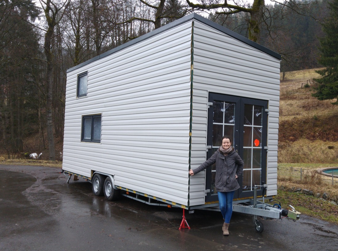 Foto: Martin Zehrer - Stefanie und Phillip bauen an ihrem Tiny-House. 25 Quadratmeter Wohnfläche, bestehend aus Bad, Küche, Schlafzimmer, Wohnbereich usw. werden bald das neue Zuhause der beid 