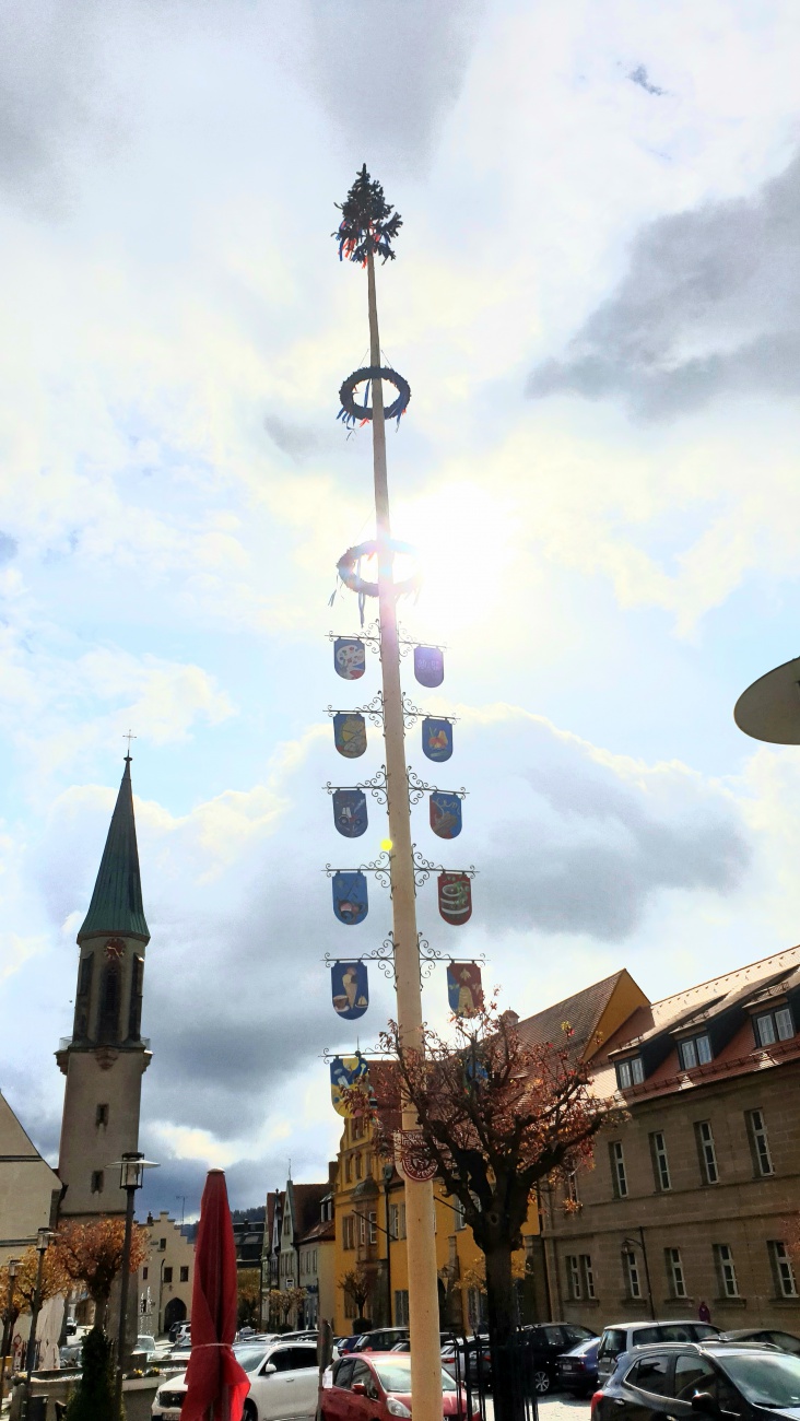 Foto: Martin Zehrer - Der Maibaum am 5. Mai 2021...<br />
<br />
Trotz Corona pflegte die Stadt Kemnath das Brauchtum und stellte am 1. Mai einen wunderschönen Maibaum auf. 