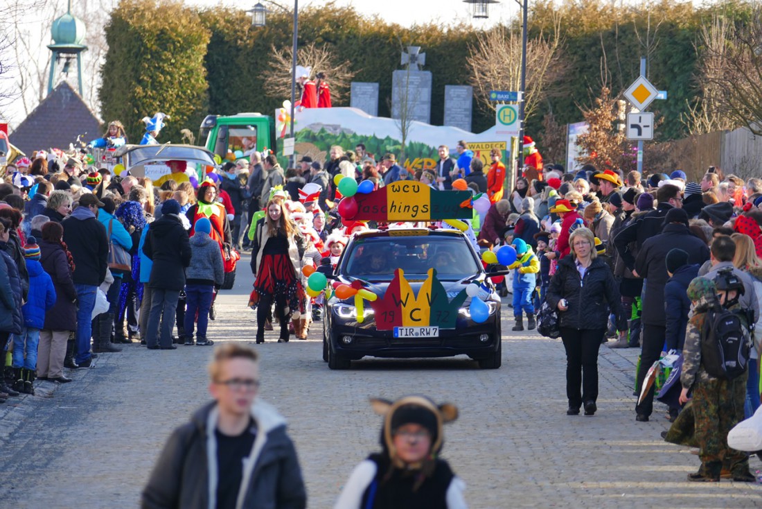 Foto: Martin Zehrer - Der Gaudiwurm setzt sich in Bewegung!!!<br />
<br />
44. Faschingszug durch Waldeck am 7. Februar 2016!<br />
<br />
Tanzen, lachen und Gaudi machen ;-)<br />
<br />
Viele Gaudiwagen und unzählige Bes 
