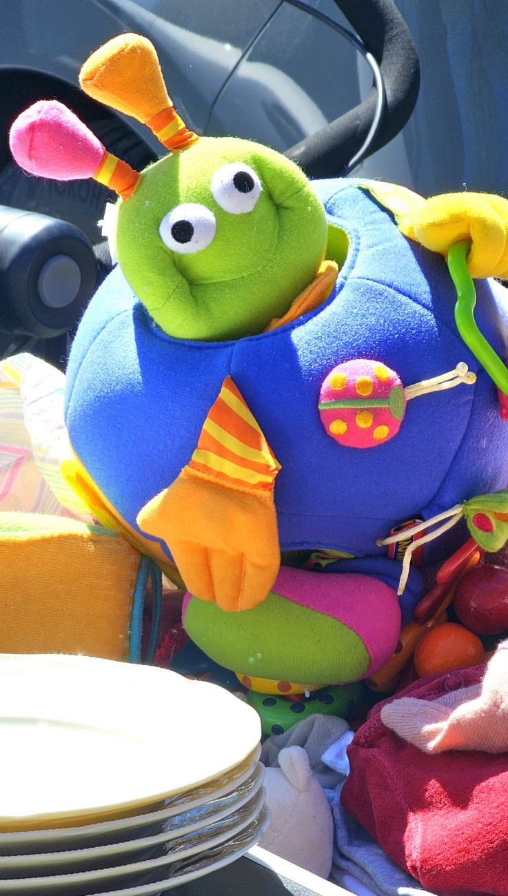 Am 2. Mai 2026 wurde der Festplatz in Bayreuth zum Treffpunkt für alle Flohmarkt-Fans. Beim großen Frühjahrsflohmarkt präsentierten zahlreiche Aussteller mit viel Freude ihre Waren ... von liebevoll arrangierten Trödelstücken bis hin zu echten Raritäten.
Die entspannte Atmosphäre, das bunte Treiben und die vielen persönlichen Begegnungen machten den Tag zu einem besonderen Erlebnis. Besucher konnten nicht nur stöbern und handeln, sondern auch die Begeisterung der Verkäufer spüren, die mit Herzblut ihre Schätze anboten.