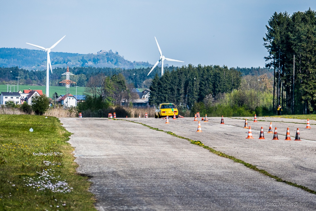 Foto: Martin Zehrer - Fast am Ende der Strecke, die Luft flirrte über der Startbahn, im Hintergrund die Windräder von Wirbenz und ganz hinten ist die Burgruine des Waldecker Schloßberges zu er 