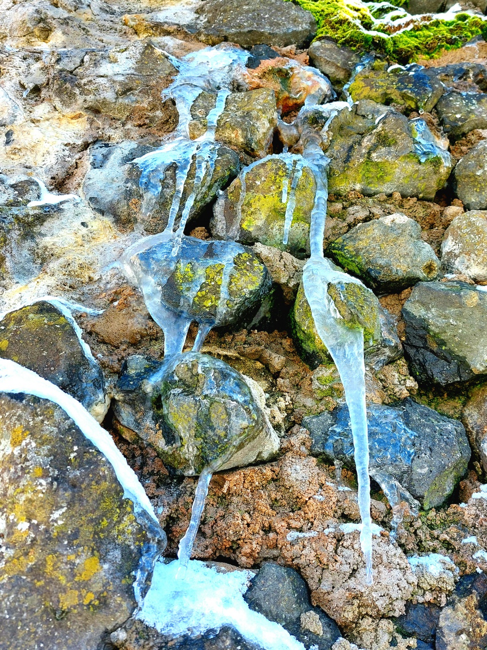 Foto: Martin Zehrer - Eiszapfen an der Burgmauer des Schlossbergs bei Waldeck... 