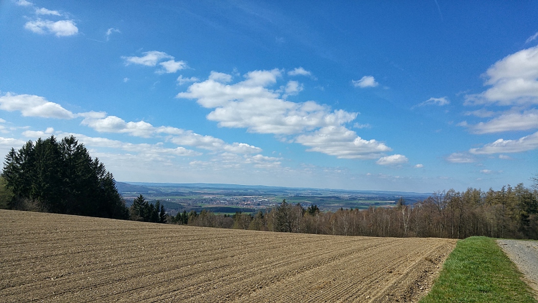 Foto: Martin Zehrer - So sieht der Frühling aus!<br />
<br />
Hier geht der Blick vom Fuße des Armesbergs aus übers kemnather Land hinweg. Das Wetter... Herrlich windig!<br />
<br />
Wandern im April, am 7. 4. 20 