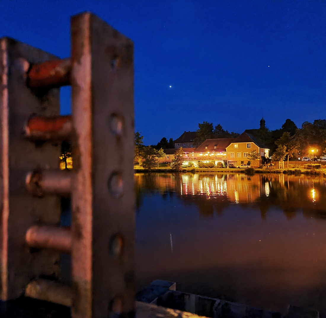 Foto: Jennifer Müller - Das wunderbare Wochenende ausklingen lassen mit einem Spaziergang um den Kemnather Stadtweiher... 