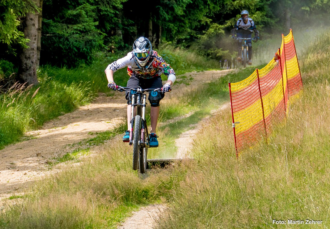 Foto: Martin Zehrer - Einfach mal abheben - Downhill Biken auf dem Ochsenkopf.  