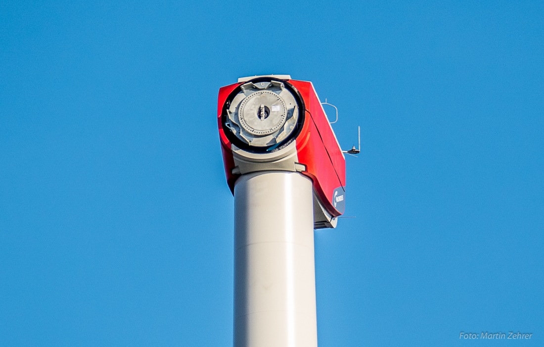 Foto: Martin Zehrer - Die Gondel einer Windkraftanlage, gesehen zwischen Speichersdorf und Creussen. Noch ist keine Nabe zur Aufnahme der Flügel montiert. 