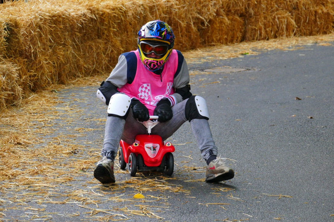 Foto: Martin Zehrer - Genial - Die legendären Bobbycar Meisterschaft in Preißach. <br />
"Den of Vice" veranstaltete heute das 3. Bobbycar-Rennen durch die Ortschaft Preißach. <br />
Zig Starter rasten  