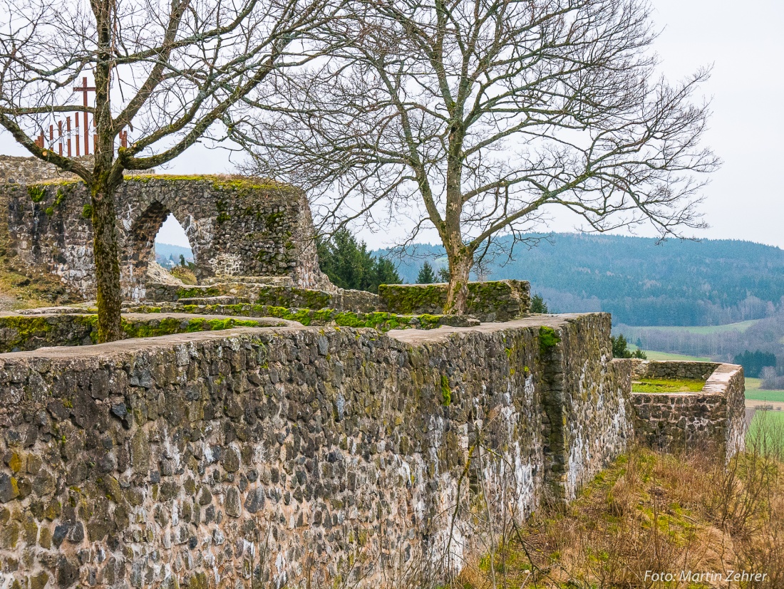 Foto: Martin Zehrer - Die Ruinen-Mauern des waldecker Schloßbergs an der Außenseite. Januar 2018... 