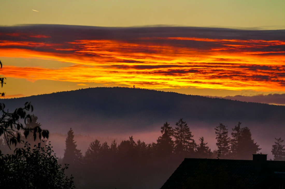 Foto: Martin Zehrer - Der Blick über Hermannsreuth zum Steinwald rüber... Es wird ein herrlicher Sonnenaufgang werden... 