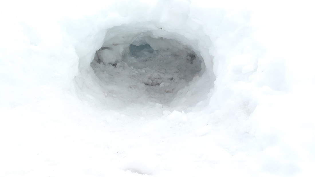 Eine Höhle in einem Schneehaufen.