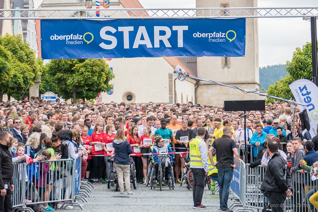 Foto: Martin Zehrer - Nofi-Lauf 2017: Start am Stadtplatz und Ziel beim Siemens... 5,9 Kilometer durch Kemnath und rund herum. Mehr als 8000 Teilnehmer fanden sich in Kemnath zusammen um die S 