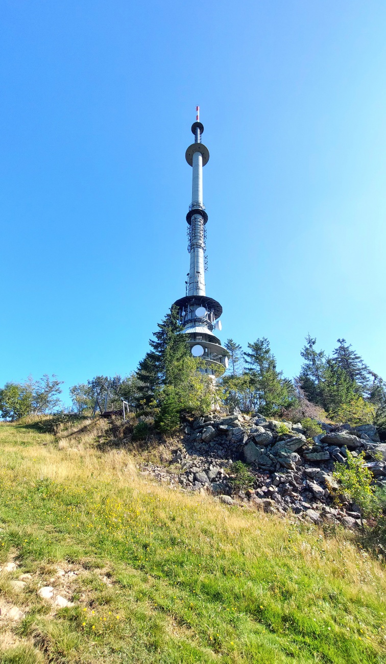 Foto: Martin Zehrer - Der riesige Funk-Turm auf dem Gipfel des Ochsenkopfs.<br />
 