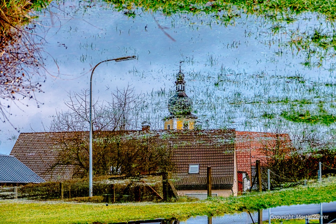 Foto: Martin Zehrer - Kirche in der Wasserlache - 1. Dezember 2015 - Dieses ungewöhnliche Foto entstand nach den starken Regenfällen in Ebnath.<br />
In einer zur Fichtelnaab angrenzenden Wiese sta 